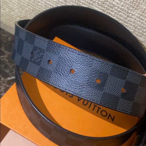 Louis Vuitton Reversible belt Initiales 40 MM - Picture 2 of 4